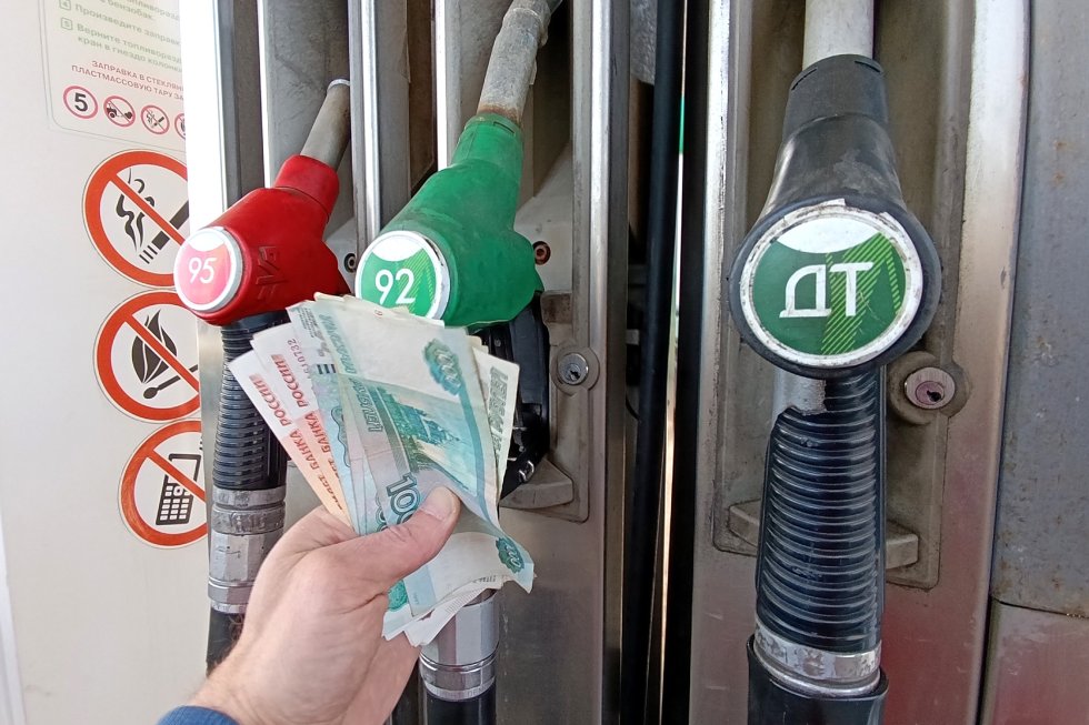 In maart zullen de begrotingsinkomsten toenemen, samen met de betalingen aan olieproducenten uit de staatskas. Kan dit invloed hebben op de prijzen bij tankstations?