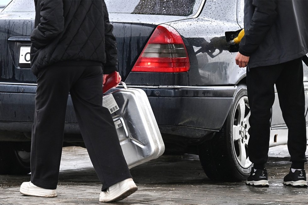 Stijging van benzine- en dieselprijzen op de beurs beperkt. Hoe dit de prijzen aan tankstations helpt beheersen