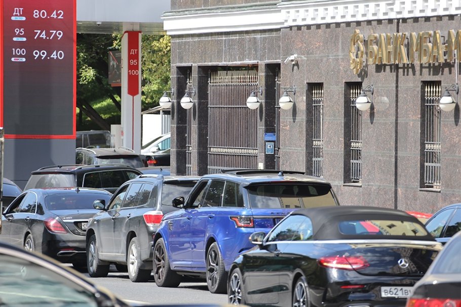 Waarom zijn er weer rijen bij tankstations? Mening van experts "RG"
